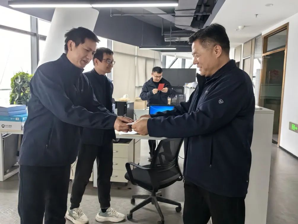 车谷城建公司发放开门红“廉政红包”